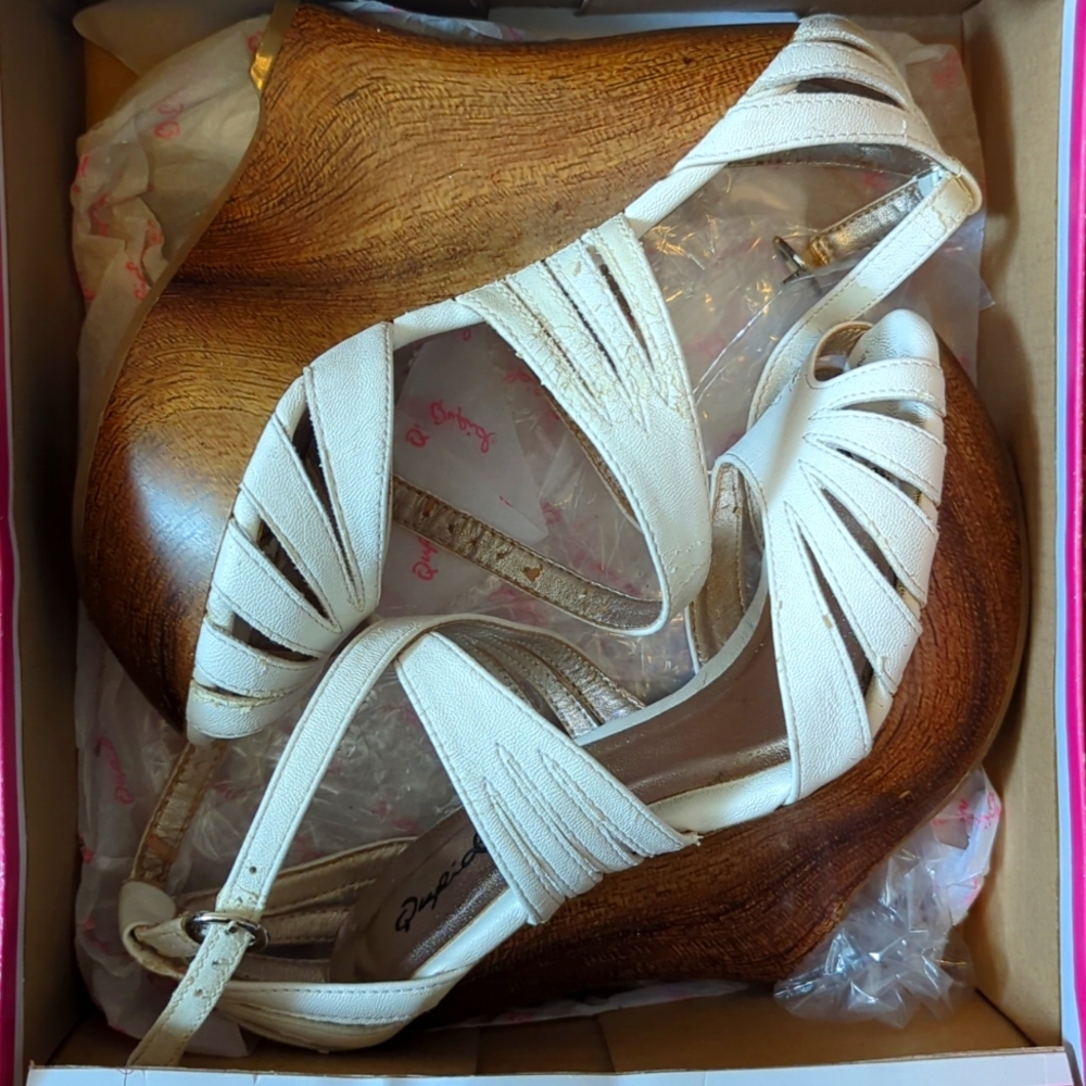 Qupid 6.5 White Wedges